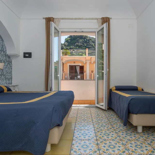 غرفة قياسية ثلاثية، Hotel Settebello 1/6