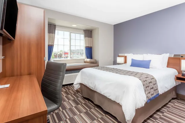 Room, Queen Bed, Microtel Inn & Suites By Wyndham Sault Ste. Marie 2/10