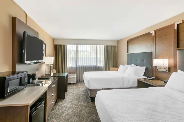 غرفة بسريرين كوين بحوض استحمام لذوي الإعاقة، Best Western Plus Kansas City Sports Complex Hotel 1/5