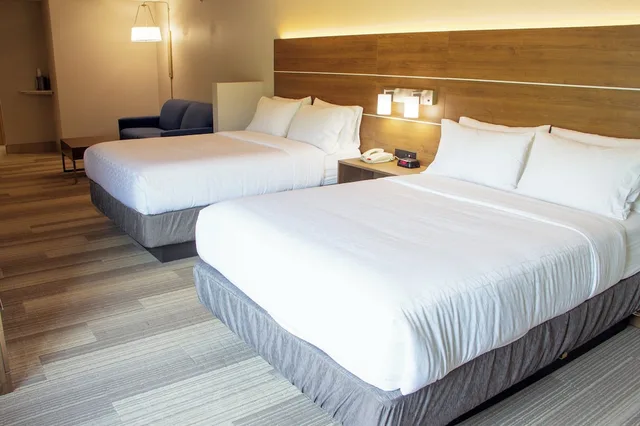 جناح بسريرين كوين مع أريكة، Holiday Inn Express & Suites Lexington Dtwn Area-Keenland 1/8