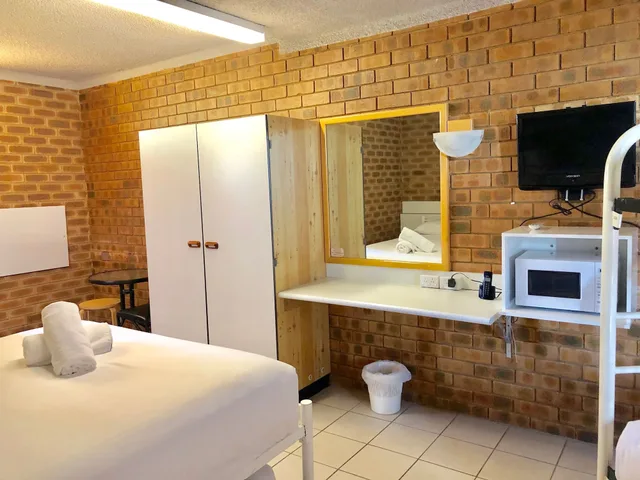 غرفة عائلية بسرير كوين وسريرين منفصلين، Marco Polo Motor Inn 8/23