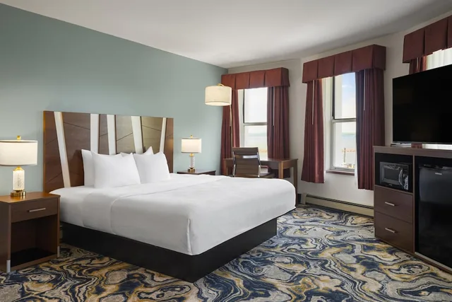 Standard, King Bed, Lake View, Best Western The Hotel Chequamegon 2/6