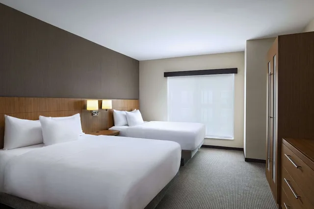 غرفة بسريرين كوين مع أريكة، Hyatt Place Greensboro Downtown 1/3