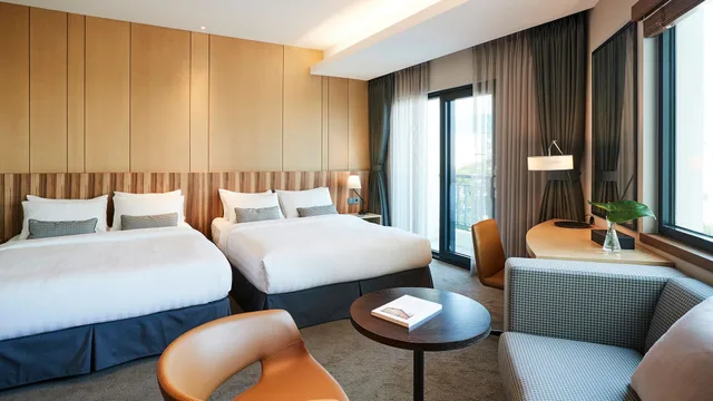 Deluxe, 2 Double Beds, Pool Access, Corner، The Suites Hotel Jeju 3/5