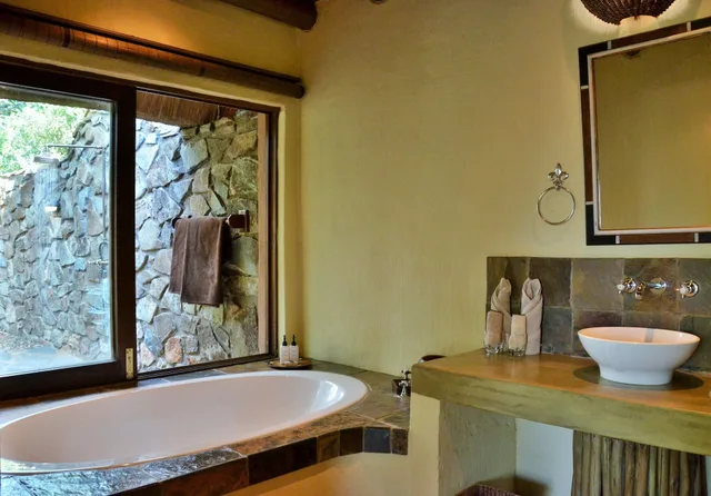 فيلا فاخرة بسرير كينج وسريرين فرديين بـ3 غرف نوم، Motswiri Private Safari Lodge 4/4