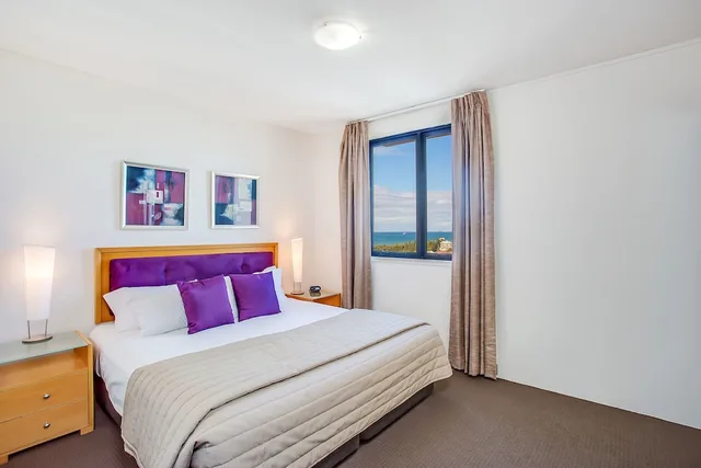 2 Bedrooms, Queen and Twin Beds, Mantra Broadbeach on the Park 1/7