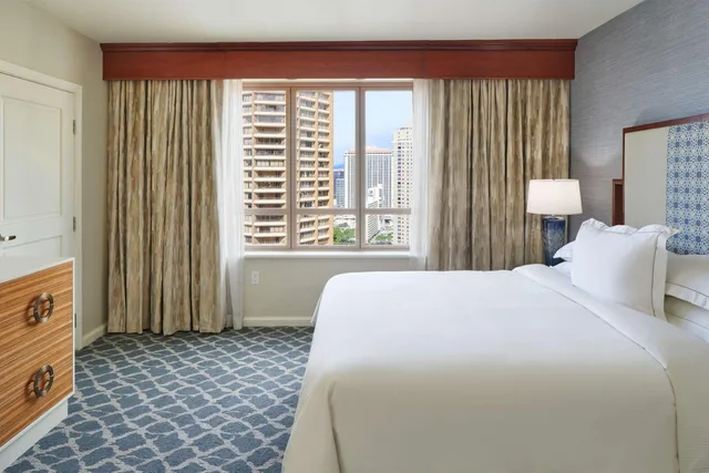 جناح بسرير كينج بغرفة نوم واحدة بإطلالة جزئية على البحر مع أريكة، Grand Waikikian By Hilton Grand Vacations 2/3