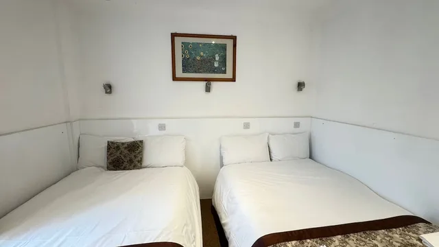 Family, 1 Single and 2 Double Beds, Hotel Earls Court 1/5