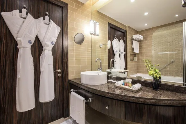 جناح بسرير كينج بغرفة نوم واحدة مع دخول الصالة، City Centre Rotana Doha 5/5