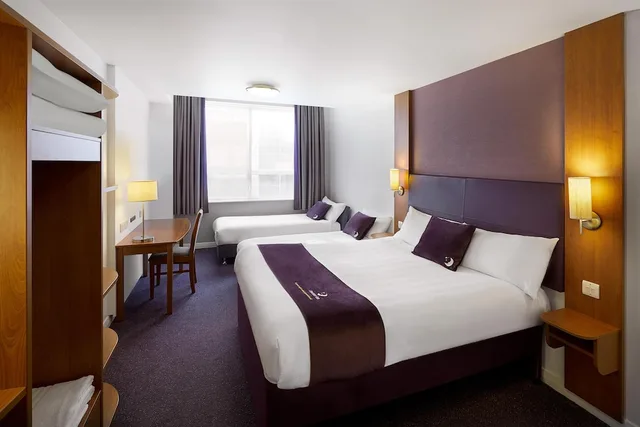 غرفة عائلية رباعية بسرير مزدوج وسريرين منفصلين، Premier Inn Luton South (M1, J9) 1/2