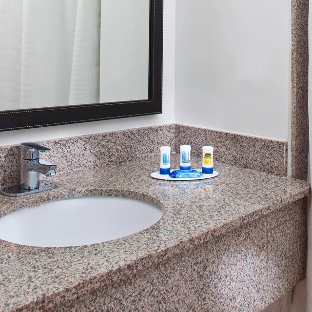 غرفة بسرير كينج بحوض استحمام لذوي الإعاقة، Fairfield Inn Suites By Marriott Houston Hobby Airport 3/4