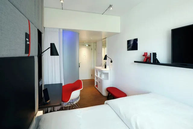 Premium, King Bed, with View, citizenM London Victoria Station 3/10