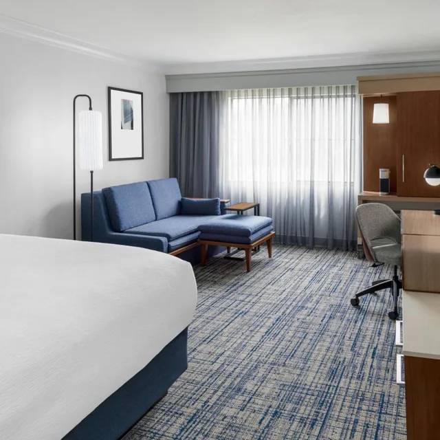 غرفة كبيرة بسرير كينج مع أريكة، Courtyard By Marriott Palo Alto Los Altos 2/10