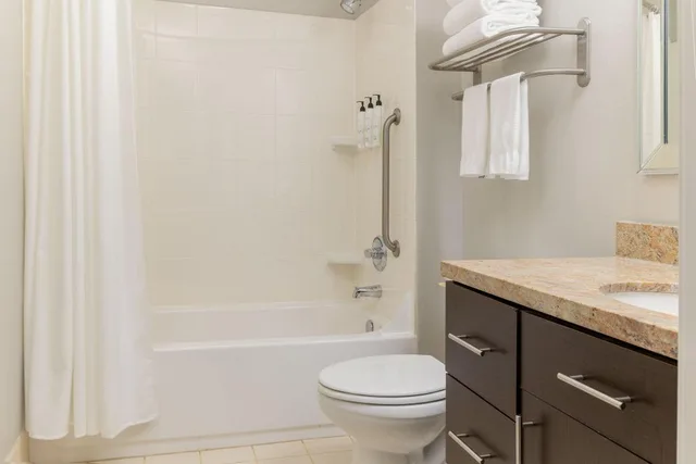 Wellness, Studio, Suite, King Bed, Sofa، TownePlace Suites by Marriott Erie 3/3
