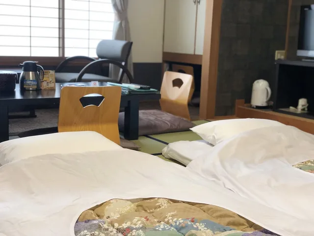 غرفة يابانية بفرشتي فوتون بحمام مشترك بأرضية تاتامي، KUROBE KANKO HOTEL 1/2