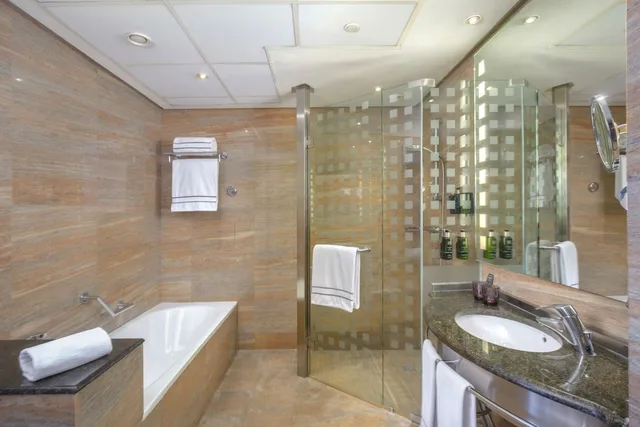 جناح جونيور بسرير كوين مع أريكة، Melia Valencia Palacio de Congresos Formely Hilton Valencia 10/10