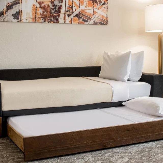 جناح بسرير كينج مع سرير سحّاب إضافي مع أريكة، SpringHill Suites by Marriott Portland Airport 1/5
