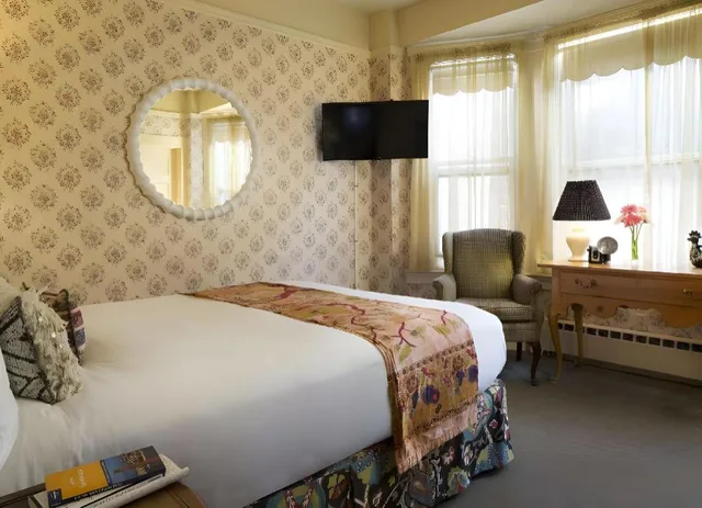 غرفة مريحة بسرير كوين، Petite Auberge 2/8