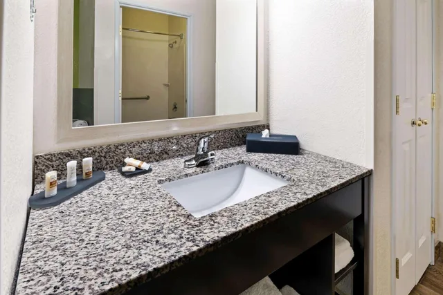غرفة ديلوكس بسرير كينج مع أريكة، La Quinta Inn & Suites by Wyndham Fruita 1/2