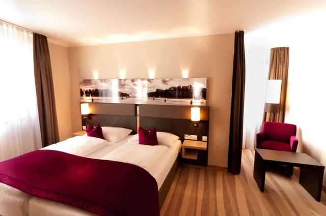 غرفة ديلوكس بسرير مزدوج بإطلالة على الحديقة، Amalienburg Boutique & Boarding Hotel 2/3