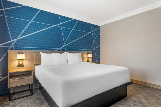 Spa, Executive, Suite, King Bed, Sofa, Accessible، Comfort Suites Salem 1/7