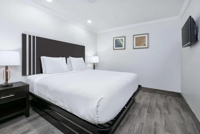 غرفة داخلية بسرير كينج بإطلالة، Ramada by Wyndham Diamondhead I-10/Gulfport 2/2
