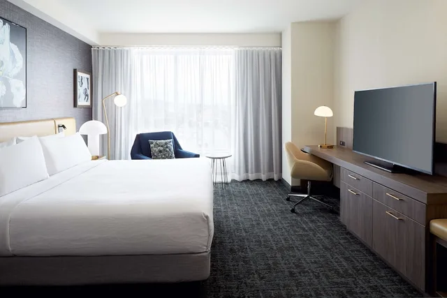 غرفة بسرير كينج بحوض استحمام، Hilton Garden Inn Montreal Midtown 2/4