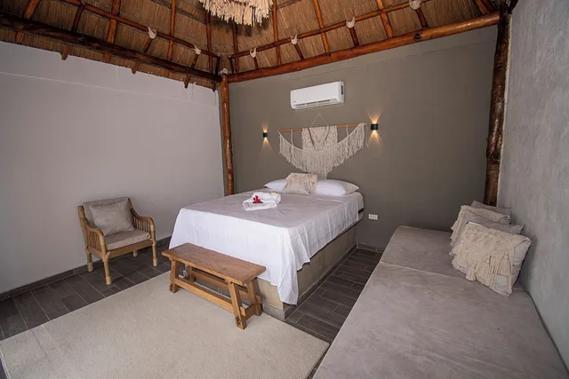 غرفة قياسية ثلاثية بسرير كوين وسرير فردي، Santuario Beach Hostel 5/6