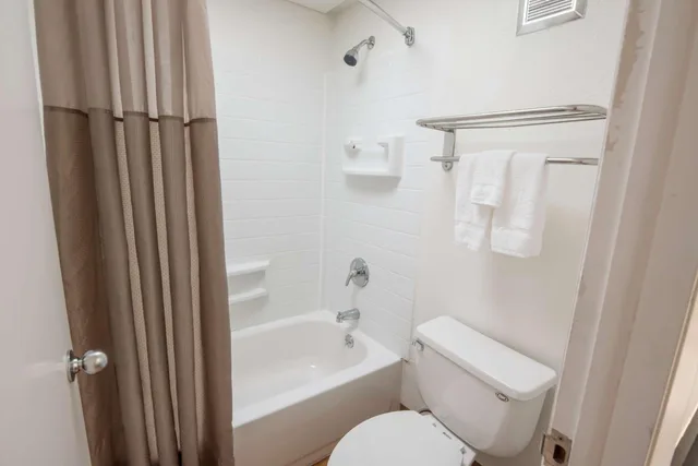 2 Queen Beds - Mobility Accessible Tub Nsmk، Motel6 Colorado Springs, CO - Air Force Academy 8/9
