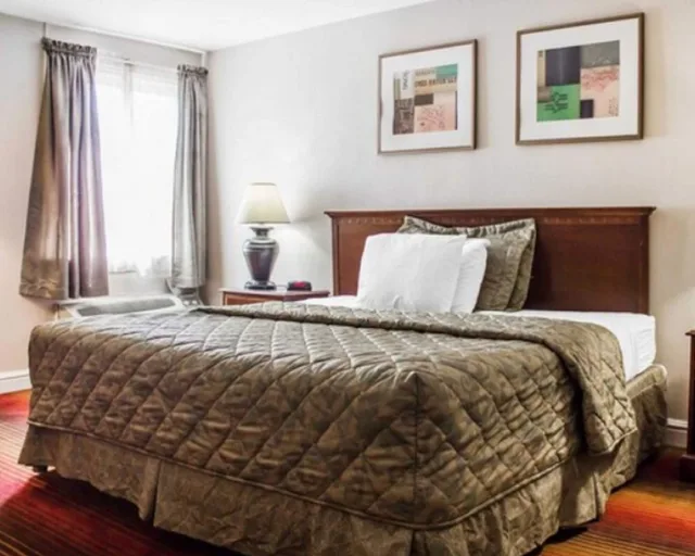 غرفة تنفيذية بسرير كينج، Rodeway Inn Huntington Station - Melville 1/1