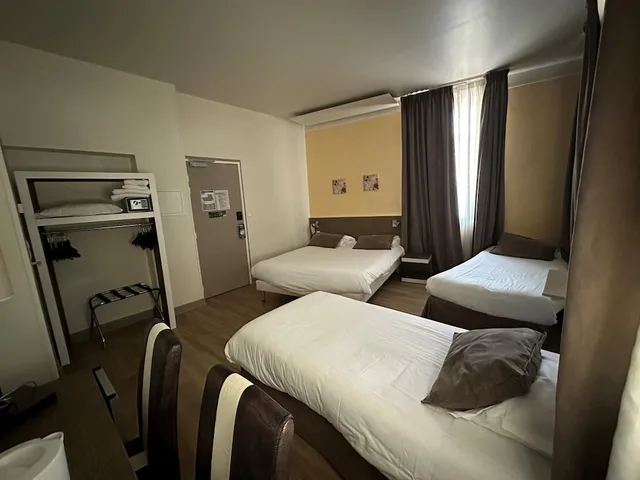 غرفة بسرير مزدوج وسريرين منفصلين، Kyriad Orange Centre 4/10