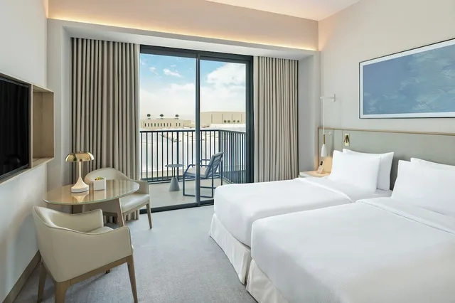 غرفة ديلوكس بسريرين منفصلين بشرفة، Vida Beach Resort Marassi Al Bahrain 1/4