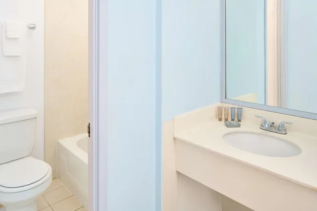 Studio, Kitchenette, 2 Lanais, Ewa Hotel Waikiki 3/3