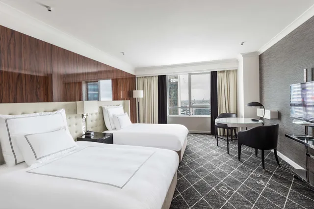 غرفة بريميير بسريرين مزدوجين، Swissotel Sydney 4/7
