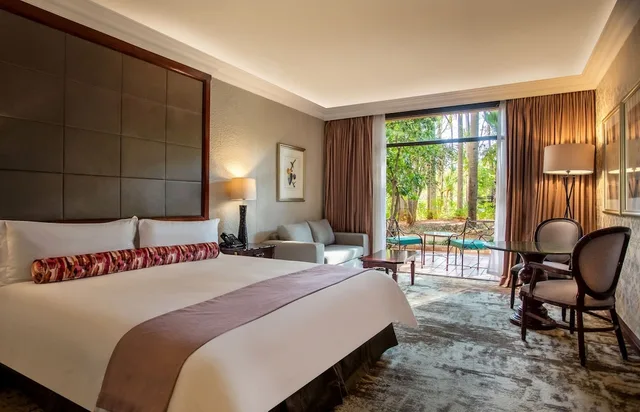 غرفة سوبيريور فاخرة عائلية بسرير كينج مع أريكة، The Cascades Hotel At Sun City Resort 1/4