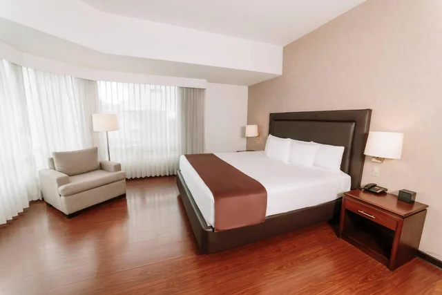 جناح بسرير كينج مع أريكة، Clarion Suites Guatemala City 1/3