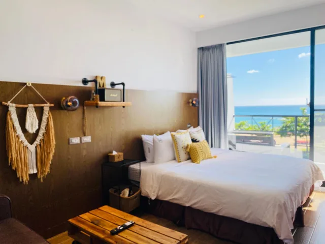 غرفة ديلوكس بسرير مزدوج بإطلالة على البحر بشرفة، Minimi Inn - Sailrock Beach House 3/8