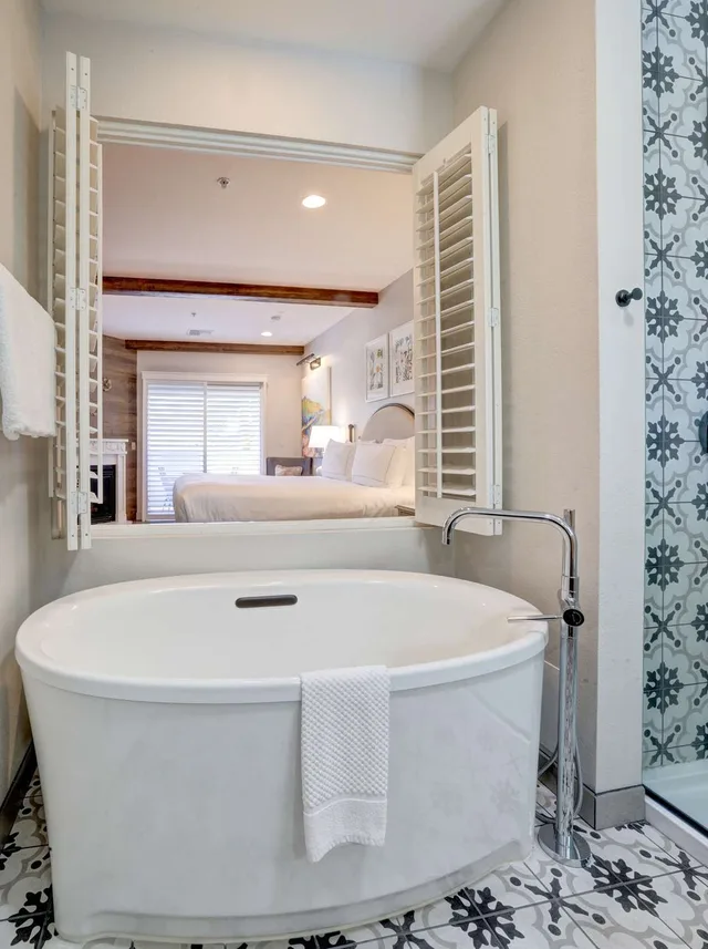 غرفة بسرير كينج بشرفة بحوض استحمام، The Lodge at Healdsburg, tapestry Collection by Hilton 1/3