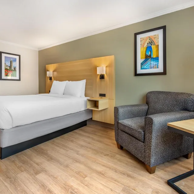 غرفة بسرير كينج وسرير كوين، Best Western Plus Ottawa City Centre 4/8