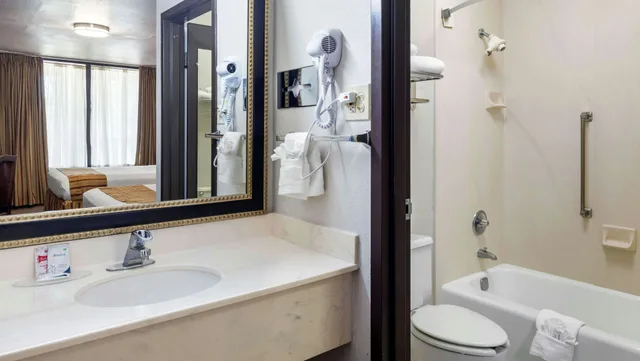 غرفة بسريرين كوين، Magnuson Grand Hotel and Conference Center Tyler 5/5