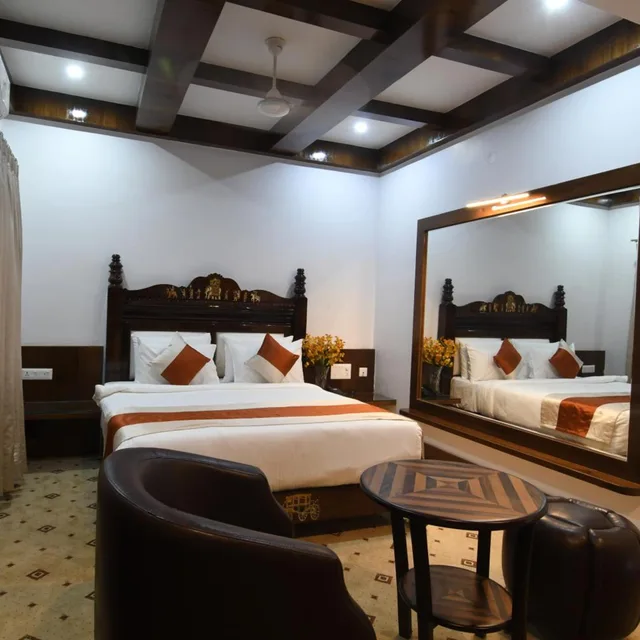 Castle, King Bed، Hotel Loksagar 3/9