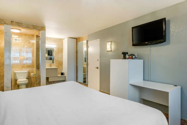 غرفة بسرير كينج لذوي الإعاقة، Quality Inn and Conference Center Tampa-Brandon 1/6