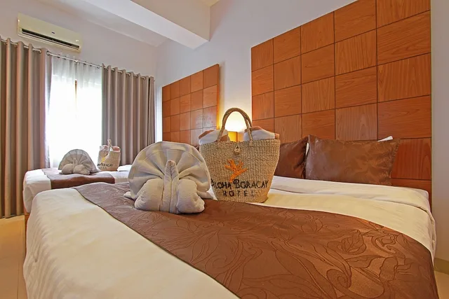 غرفة ديلوكس بسريرين منفصلين وسرير كوين مع أريكة، Aloha Boracay Hotel 1/10