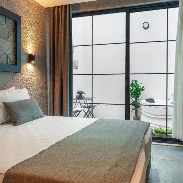 جناح بجاكوزي، Mielo Lara Hotel 4/10