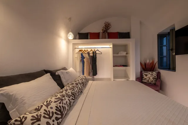 Interior, Glamour, Villa, Queen Bed, Caldera View, Indoor Jetted Tub، Amaya Selection Of Villas 5/8