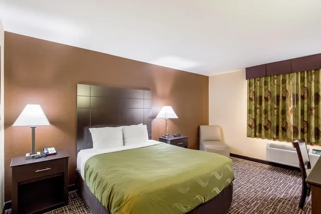 غرفة قياسية بسرير كوين لذوي الإعاقة، Quality Inn & Suites Caseyville - St. Louis 4/6