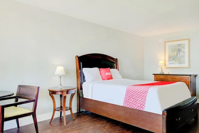 غرفة بسرير كينج، OYO Hotel Dundee By Crystal Lake 2/8