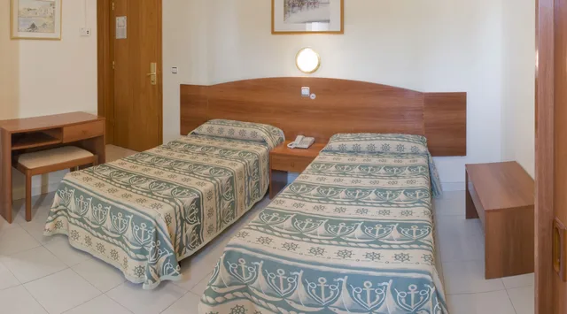 غرفة بثلاثة أسرّة مع سرير إضافي، GHT Balmes Hotel, Aparthotel & Splash 6/10