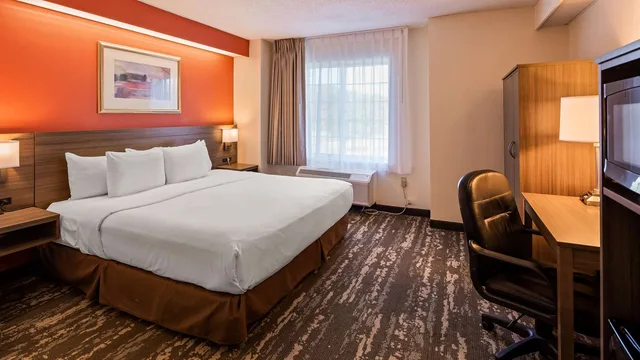 Room, King Bed, Street View، Charlevoix Inn Suites, SureStay Collection by Best Western 3/7