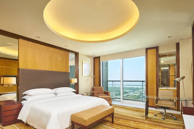 Room, King Bed, City View, Balcony, Sheraton Zhoushan Hotel 1/10